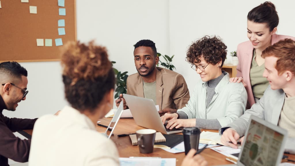 Équipe mixte travaillant lors d'un atelier de transformation numérique 